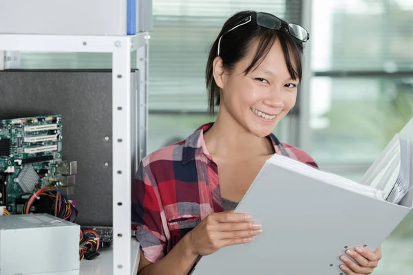 Gelukkig Casual Vrouw Met Een Map — Stockfoto