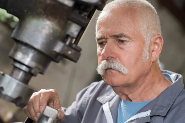 Lavoratore Anziano Che Utilizza Macchinari — Foto Stock