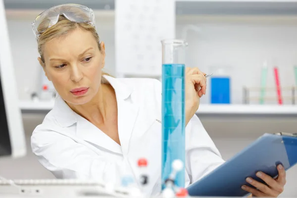 Mulher Trabalha Com Dispensador Pcr Laboratório Genética — Fotografia de Stock