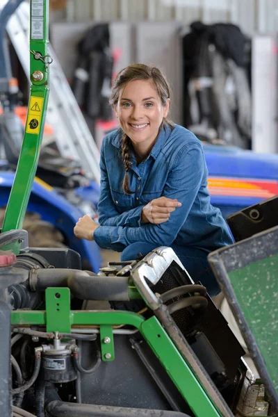Eine Landmaschinenmechanikerin Posiert — Stockfoto