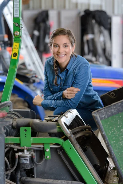 Una Meccanica Agricola Femminile Posa — Foto Stock