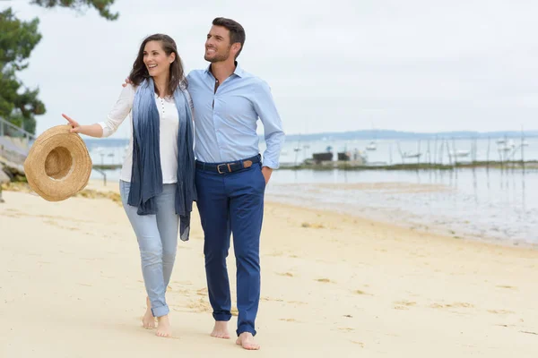 Gelukkige Paar Hand Hand Tijdens Het Wandelen Kust Bij Strand — Stockfoto