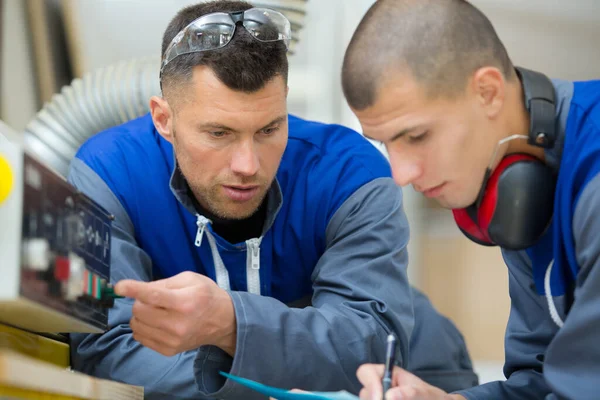 Due Meccanici Lavorano Con Dettagli Della Vettura — Foto Stock