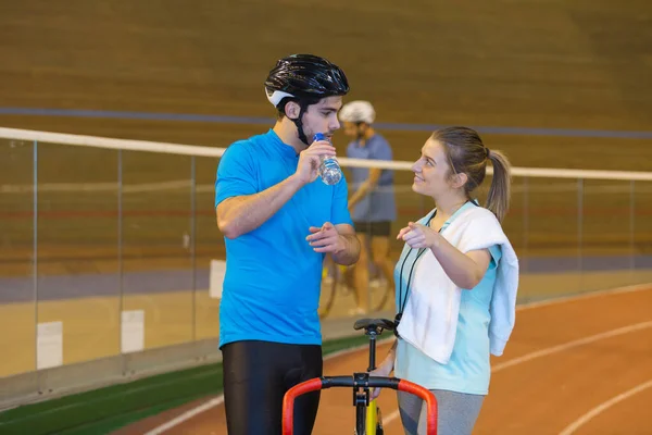 Kadın Atlet Velodrome Içinde Koç Ile Eğitim — Stok fotoğraf