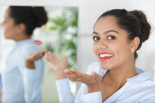 Sorrindo Jovem Mulher Gesticulando Pelo Espelho — Fotografia de Stock