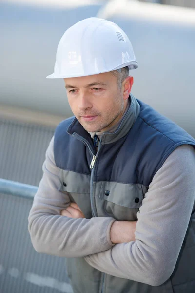 Arbeiter Mit Bollenhut Stand Mit Verschränkten Armen — Stockfoto