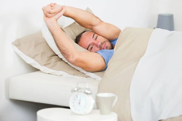 Homem Solteiro Esticando Cama — Fotografia de Stock