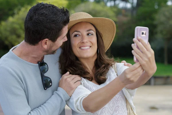 Mooi Paar Maken Een Selfie — Stockfoto