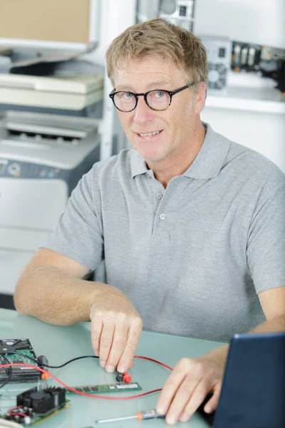 Professioneller Männlicher Ingenieur Der Mit Details Arbeitet — Stockfoto