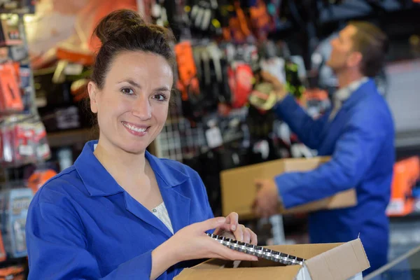 Mujer Trabajando Almacén —  Fotos de Stock