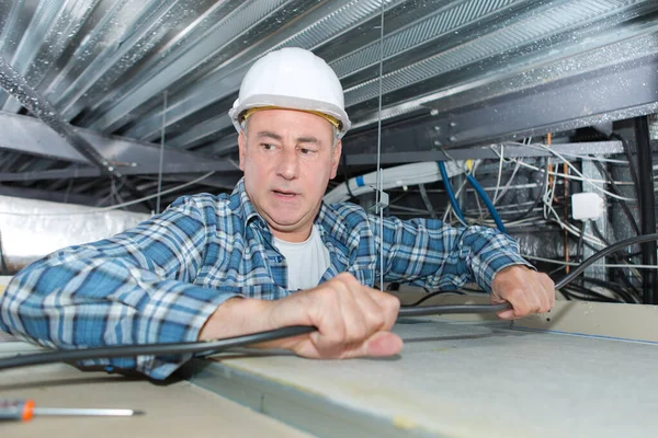 Homem Fixando Cabos Teto — Fotografia de Stock