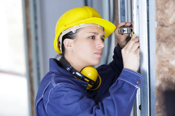 Workwoman Ελέγχει Τις Διαστάσεις Των Τελικών Μεταλλικό Παράθυρο — Φωτογραφία Αρχείου