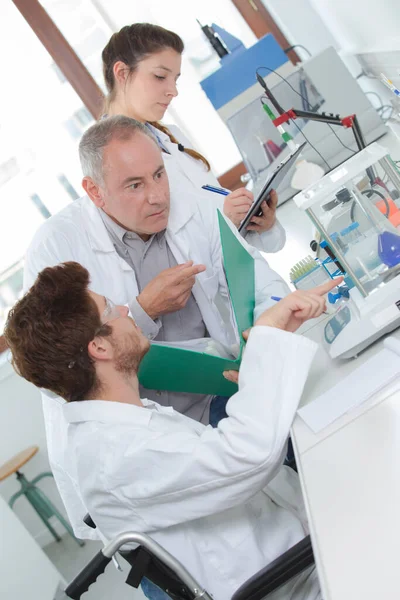 Estudiante Silla Ruedas Profesor Laboratorio — Foto de Stock