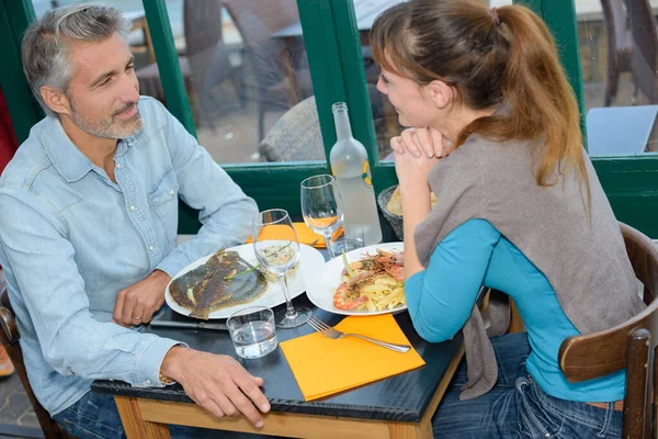 レストランで簡単な食事をしながら — ストック写真