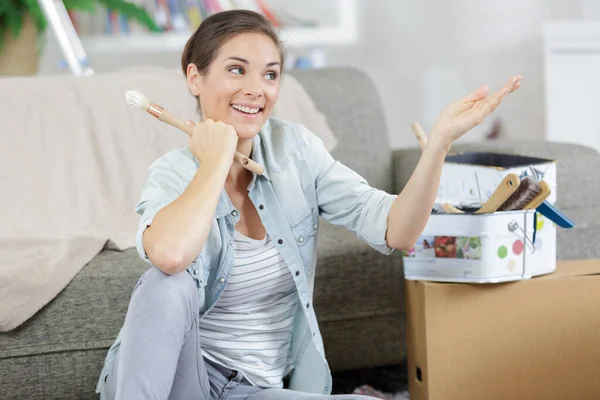 Mujer Jovial Sentada Suelo Sosteniendo Pincel — Foto de Stock