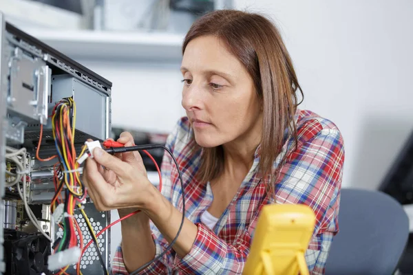 Una Donna Elettricista Che Fissa — Foto Stock