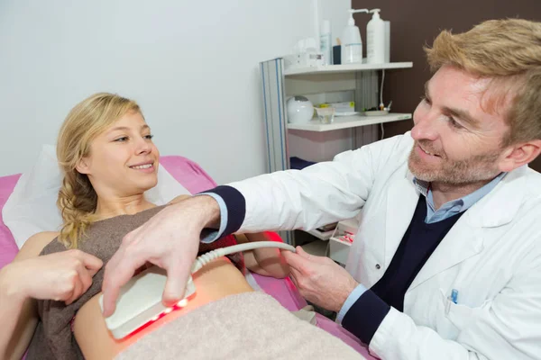 Ung Kvinna Som Genomgår Laserbehandling Modern Klinik — Stockfoto