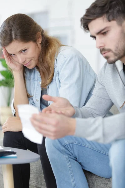 Olyckligt Par Som Inte Kan Betala Lån — Stockfoto