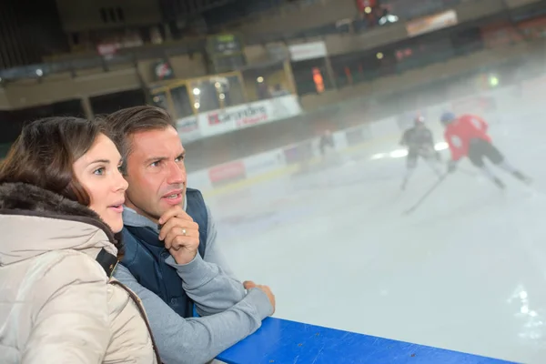 Casal Assistindo Jogo Hóquei Gelo — Fotografia de Stock