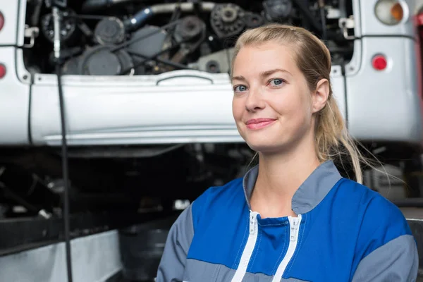 Mechanikerin Blickt Kamera — Stockfoto