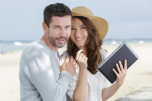 Casal Feliz Usando Tablet Praia — Fotografia de Stock