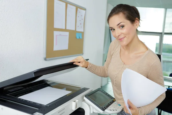 Mujer Sonriendo Hace Fotocopias Oficina —  Fotos de Stock