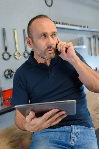 Ein Selbstbewusster Aufseher Der Fabrik Inspiziert — Stockfoto