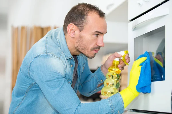 Homem Limpando Completamente Forno — Fotografia de Stock