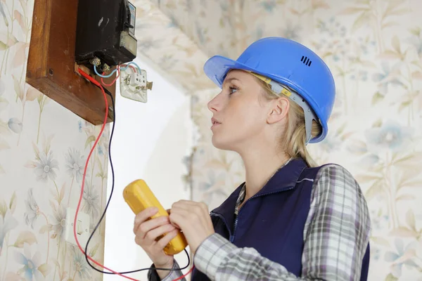 Kvinnlig Elektriker Tar Multimeter Avläsning Från Vintage Meter — Stockfoto