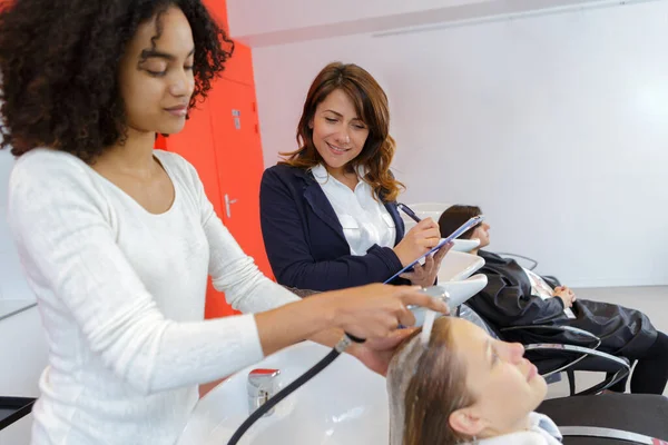 Retrato Cabeleireiro Enxaguar Cabelo Dos Clientes — Fotografia de Stock