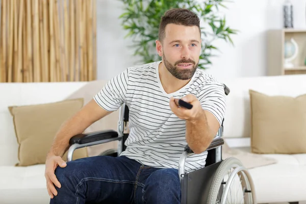 Hombre Discapacitado Viendo Deportes Televisión —  Fotos de Stock