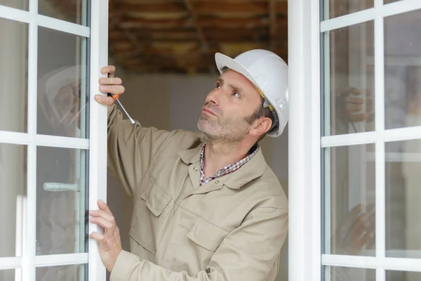 Hantverkare Som Installerar Ett Fönster — Stockfoto