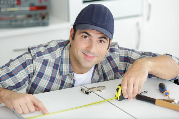 Happy Carpenter While Measuring Wood Construction Site — Stock Photo, Image