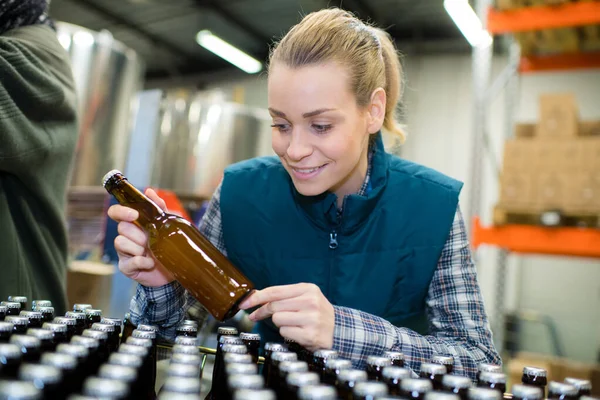 Trabalhador Fábrica Transportador Operação Com Garrafas Cerveja — Fotografia de Stock