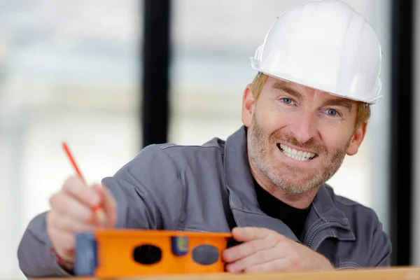 Constructor Feliz Posando Con Nivel Espíritu Sitio Construcción — Foto de Stock