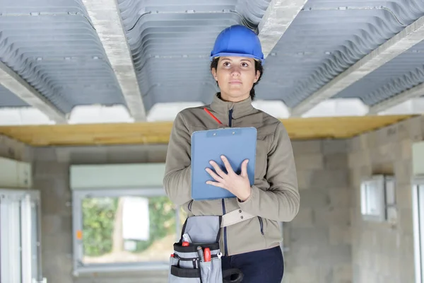 Een Ingenieur Vrouw Met Klembord — Stockfoto