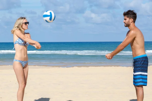 Ett Lyckligt Par Och Beachvolleyboll Koncept — Stockfoto
