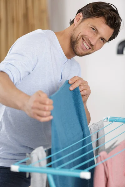 Homem Feliz Fazendo Lavanderia Casa — Fotografia de Stock