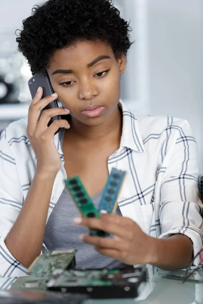 Vrouwelijke Ingenieur Telefoon Vaststelling Van Gebroken Computer Harde Schijf — Stockfoto