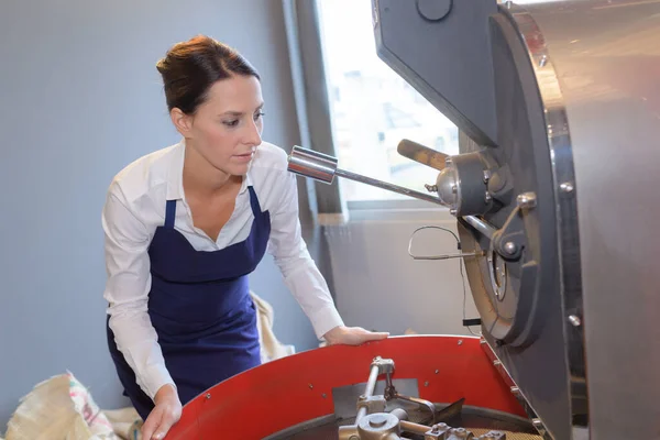 産業用混合機を操作する女性労働者 — ストック写真