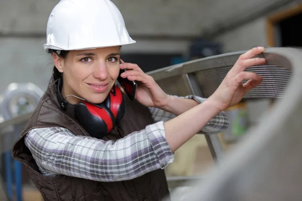 Portrait Young Woman Working Modern Factory — Stock Photo, Image