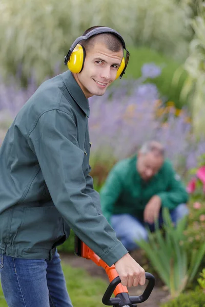 Κοντινό Πλάνο Ενός Χαμογελαστού Κηπουρού Νεαρός Άνδρας — Φωτογραφία Αρχείου