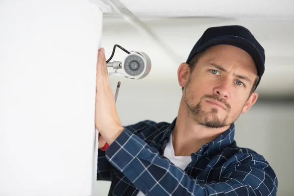 Pensamento Sério Homem Olhando Para Cima Contra Câmera Cctv — Fotografia de Stock