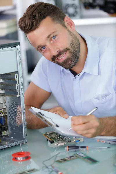 Tecnico Maschio Che Scrive Sul Computer Portatile — Foto Stock