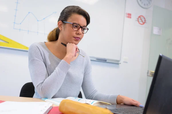 Insegnamento Scuola Donna — Foto Stock