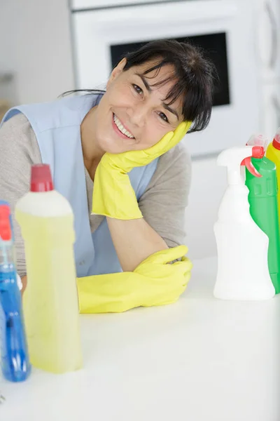 一位快乐的资深清洁工的肖像 — 图库照片