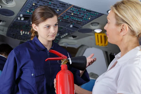 Jonge Vrouwelijke Werknemer Wordt Getoond Een Brandblusser — Stockfoto