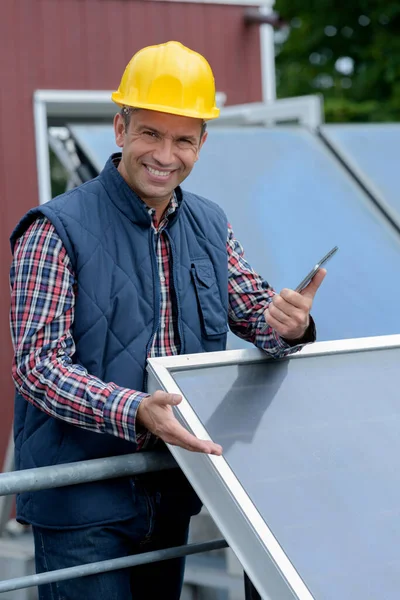 Retrato Del Hombre Que Presenta Panel Solar — Foto de Stock