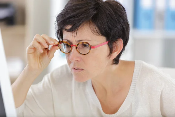 Een Volwassen Freelance Vrouw Controleren Van Het Scherm — Stockfoto