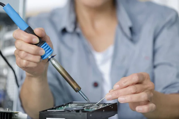 一个女人在焊接电子元件 — 图库照片